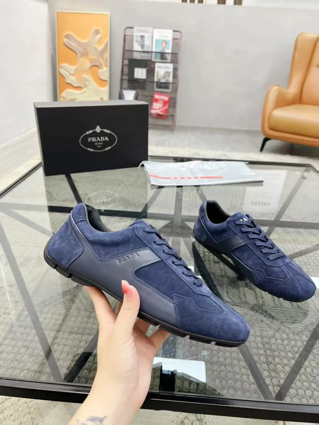 P400 38-45 Prada Prada’s new men’s leather sneakers, the highest version on the market, any comparison is welcome🆚! The original leather has excellent texture and is super high-end! Fetal sheep net lining imported from Italy, removable pad! Luxurious materials and fine workmanship, highly recommended!